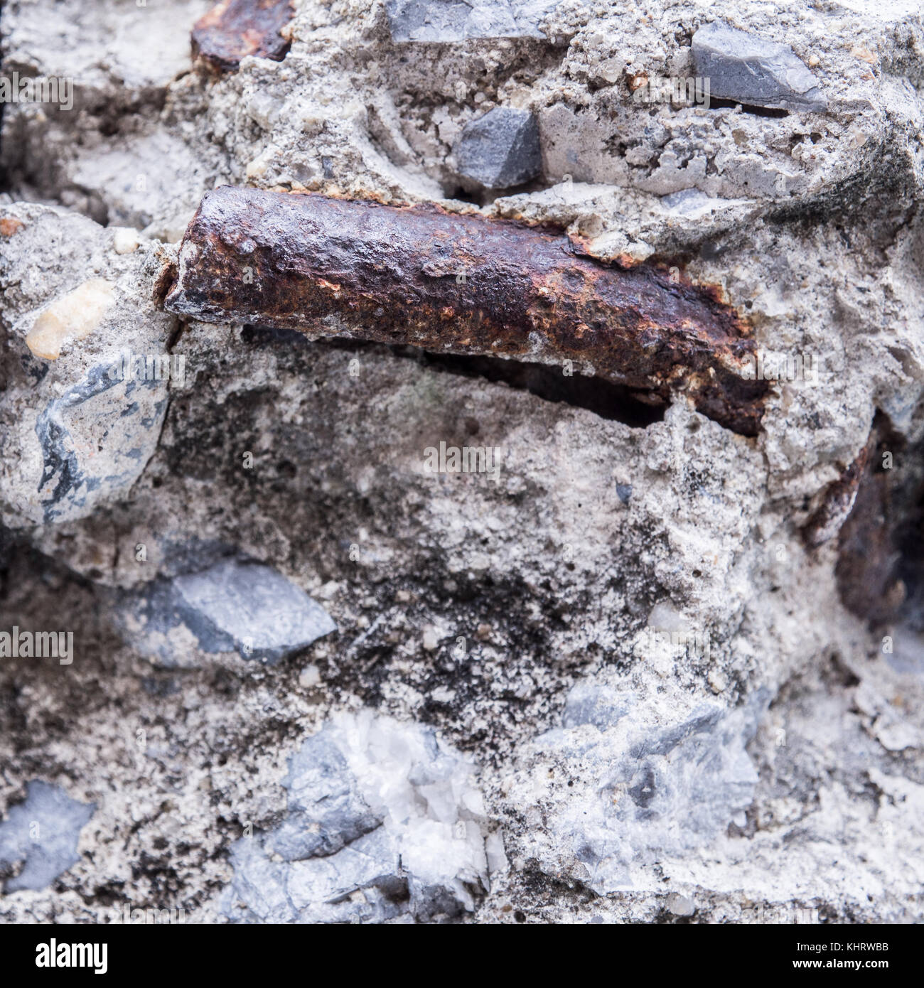 Beschädigte Oberfläche einer Betonwand Stockfoto