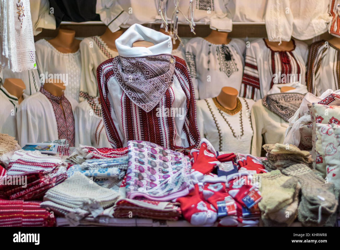 Traditionelle rumänische Kleidung an der Hermannstädter Weihnachtsmarkt in Rumänien, 2017 verkauft Stockfoto