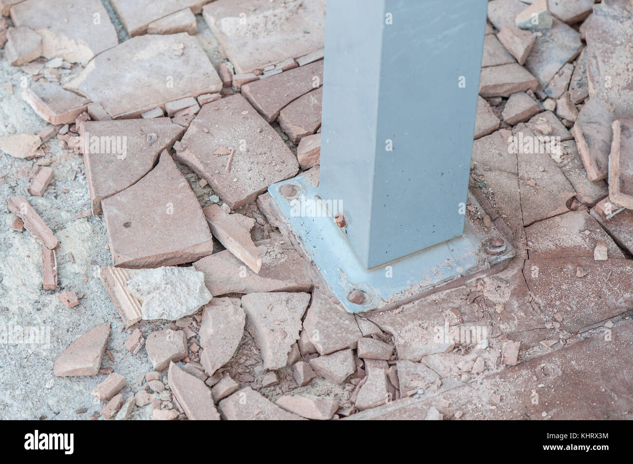 Terrasse Doppelboden, in Werke wtaerproofing unter mit einer Spalte einer Pergola in den Vordergrund zu stellen Stockfoto