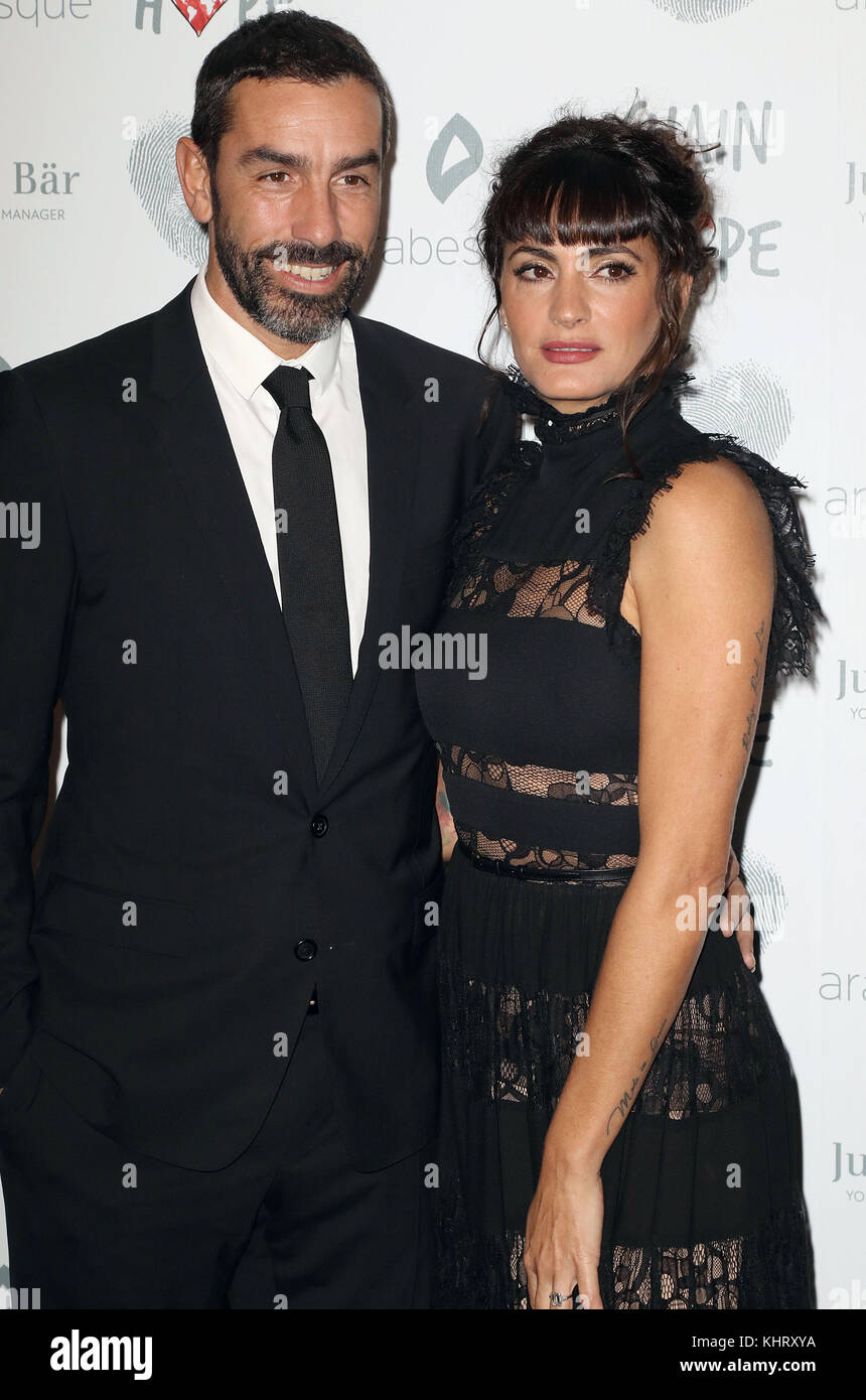 17. November 2017: Robert Pires und Jessica Lemarie-Pires besuchen den Chain of Hope Gala Ball 2007 im Grosvenor House in London, England Stockfoto