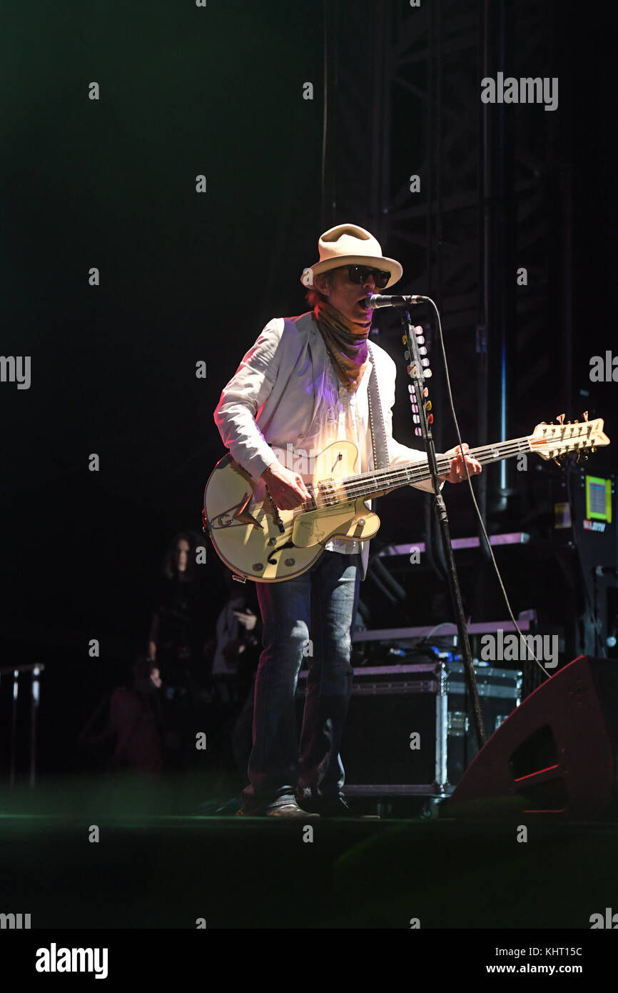 PEMBROKE PINES, FLORIDA – 4. NOVEMBER: Tom Petersson von der Band Cheap Trick beim Rockfest 80's Konzert Day 1 am 4. November 2017 im CB Smith Park in Penbroke Pines, Florida. Leute: Tom Petersson Stockfoto