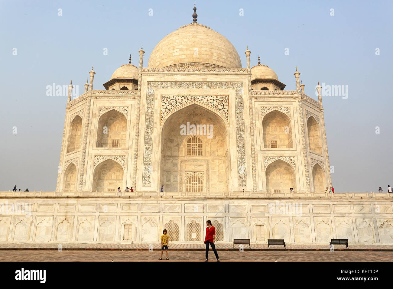 Sonnenaufgang am Taj Mahal, UNESCO-Weltkulturerbe, Agra, Uttar Pradesh, Indien, Asien. Stockfoto