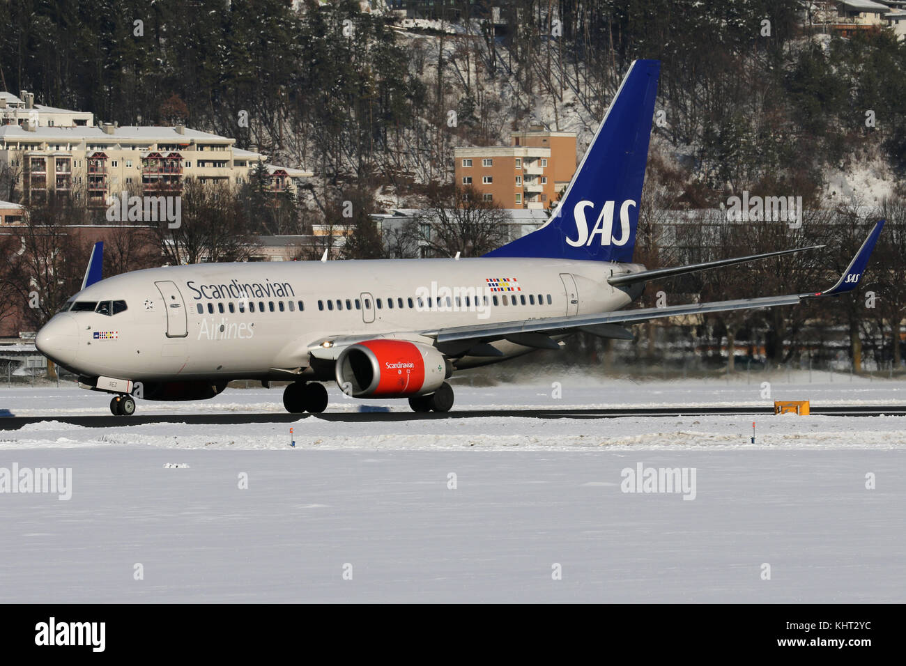 Innsbruck, Österreich - Januar 21, 2017: ein Flugzeug auf dem verschneiten Flughafen Innsbruck (INN) Stockfoto