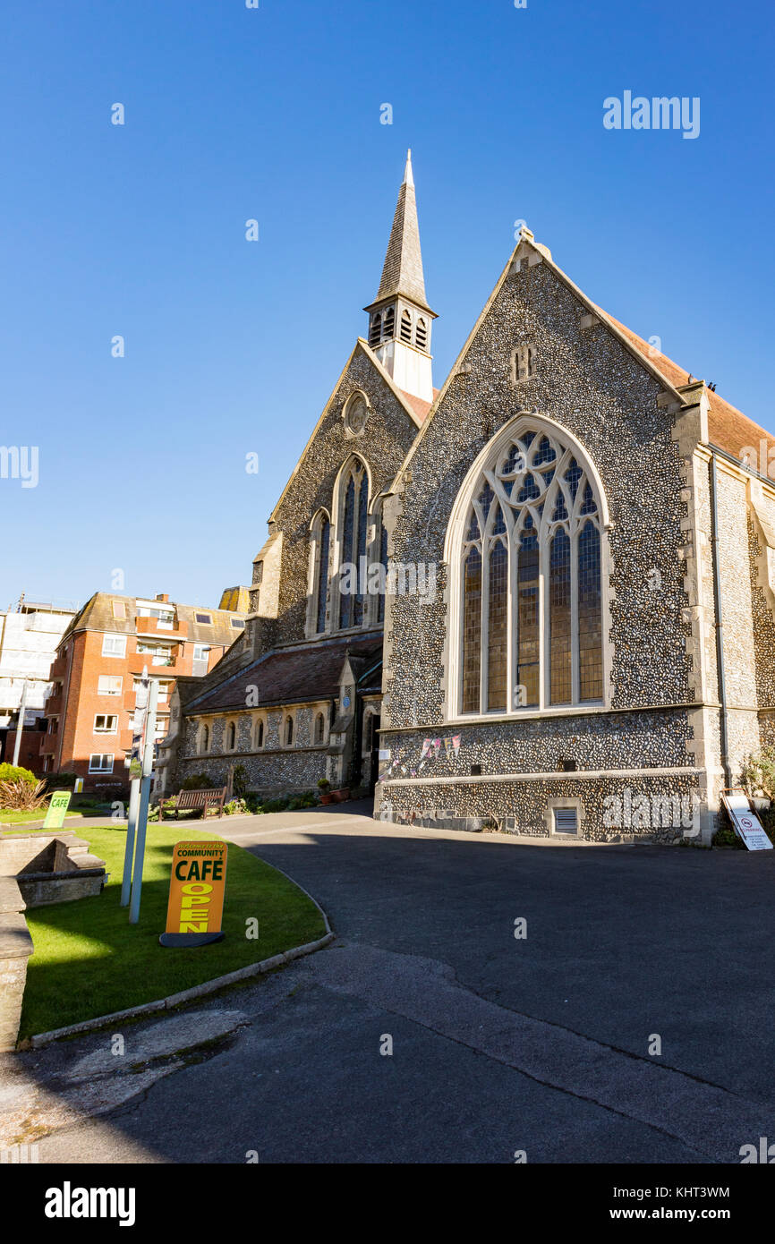 St Barnabas Kirche, die eine tägliche Cafe auf Sea Road, Bexhill-on-Sea, East Sussex, Großbritannien Stockfoto