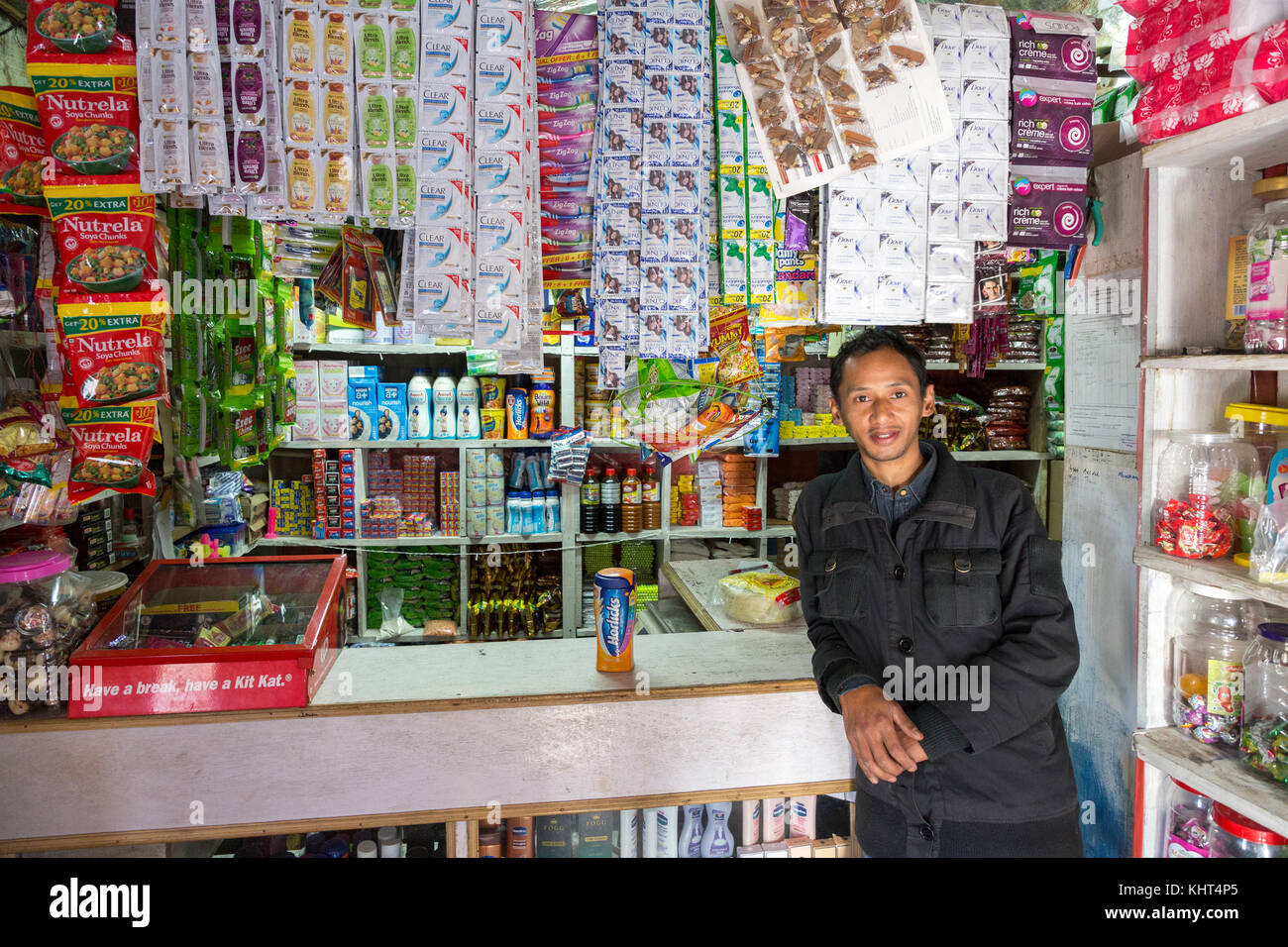 Shop Besitzer, die uns verkauft Honig, Mawsynram, Meghalaya, Indien Stockfoto