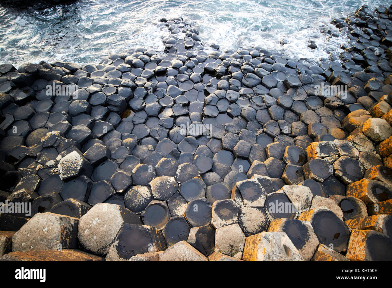 Felsen unterhalb der Wasserlinie am Giants Causeway County Antrim Nordirland uk Stockfoto
