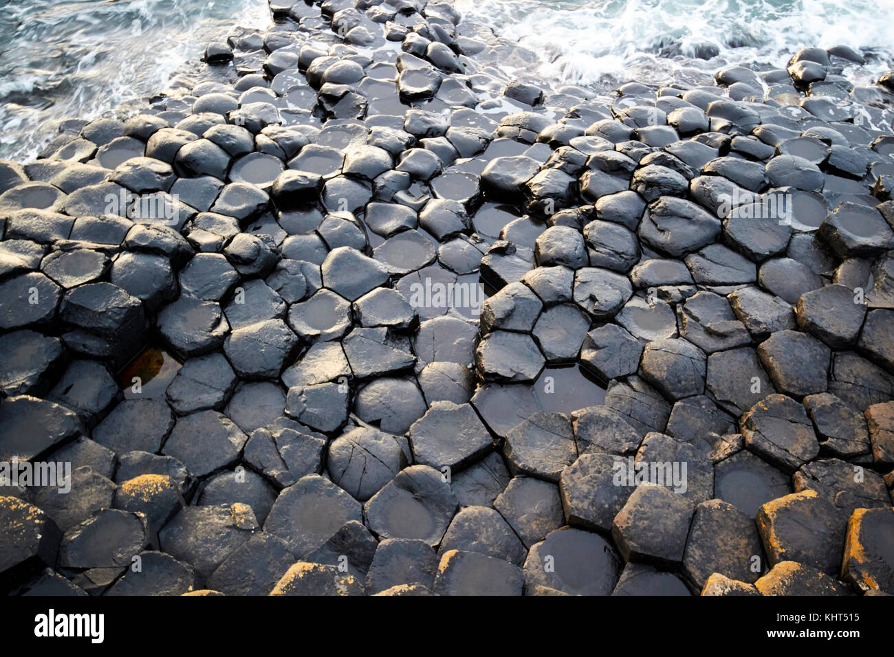 Schwarz geformte Felsen in der Nähe des Giants Causeway County Antrim Nordirland uk Stockfoto