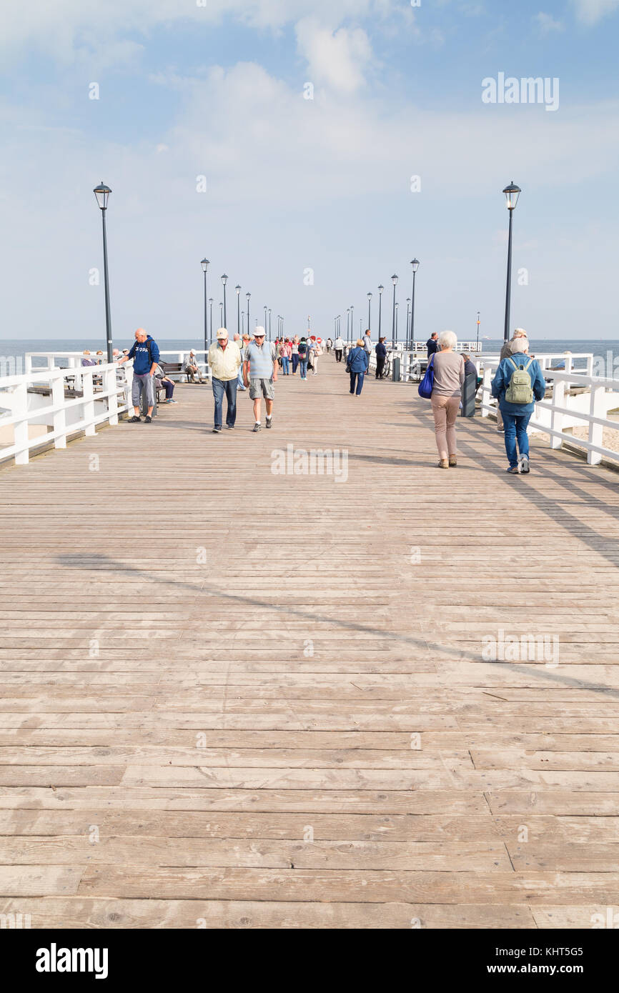 Die Leute an der hölzernen brzezno Pier in Danzig, Polen, an einem sonnigen Tag im Herbst. Stockfoto