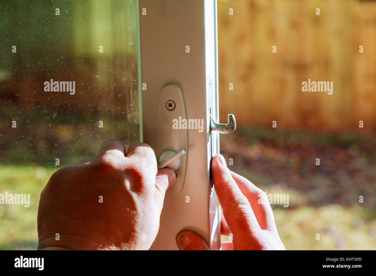 Heimwerker Reparatur die Tür im Haus. Stockfoto