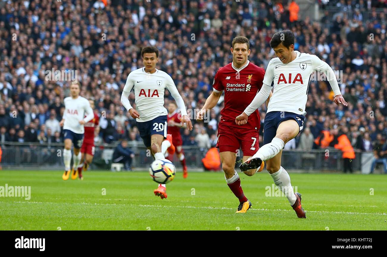 Sohn Heung-Min von Tottenham das zweite Ziel während der Premier League Match zwischen den Tottenham Hotspur und Liverpool im Wembley Stadion in London. 22 Okt 2017 *** EDITORIAL NUR VERWENDEN *** Keine Merchandising. Für Fußball Bilder FA und Premier League Einschränkungen Inc. kein Internet/Mobile Nutzung ohne fapl Lizenz - für Details Kontakt Fußball Dataco Stockfoto