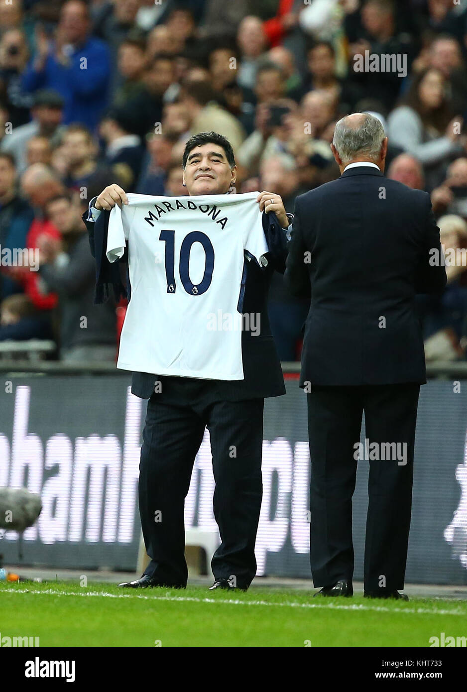 Diego Maradona Wellen eine personalisierte Sporne Shirt im Premier League Match zwischen den Tottenham Hotspur und Liverpool im Wembley Stadion in London. 22 Okt 2017 *** EDITORIAL NUR VERWENDEN *** Keine Merchandising. Für Fußball Bilder FA und Premier League Einschränkungen Inc. kein Internet/Mobile Nutzung ohne fapl Lizenz - für Details Kontakt Fußball Dataco Stockfoto