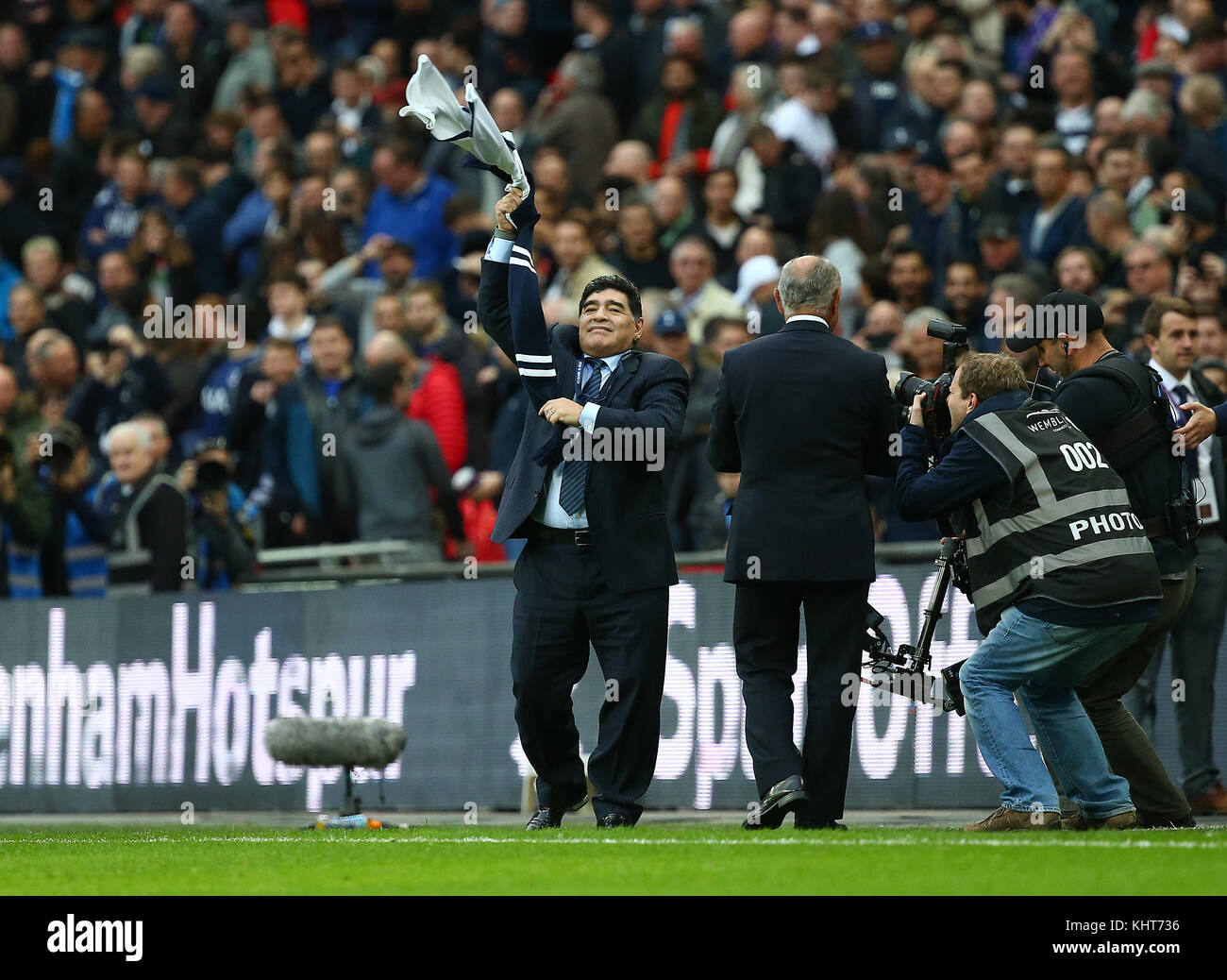 Diego Maradona Wellen eine personalisierte Sporne Shirt im Premier League Match zwischen den Tottenham Hotspur und Liverpool im Wembley Stadion in London. 22 Okt 2017 *** EDITORIAL NUR VERWENDEN *** Keine Merchandising. Für Fußball Bilder FA und Premier League Einschränkungen Inc. kein Internet/Mobile Nutzung ohne fapl Lizenz - für Details Kontakt Fußball Dataco Stockfoto
