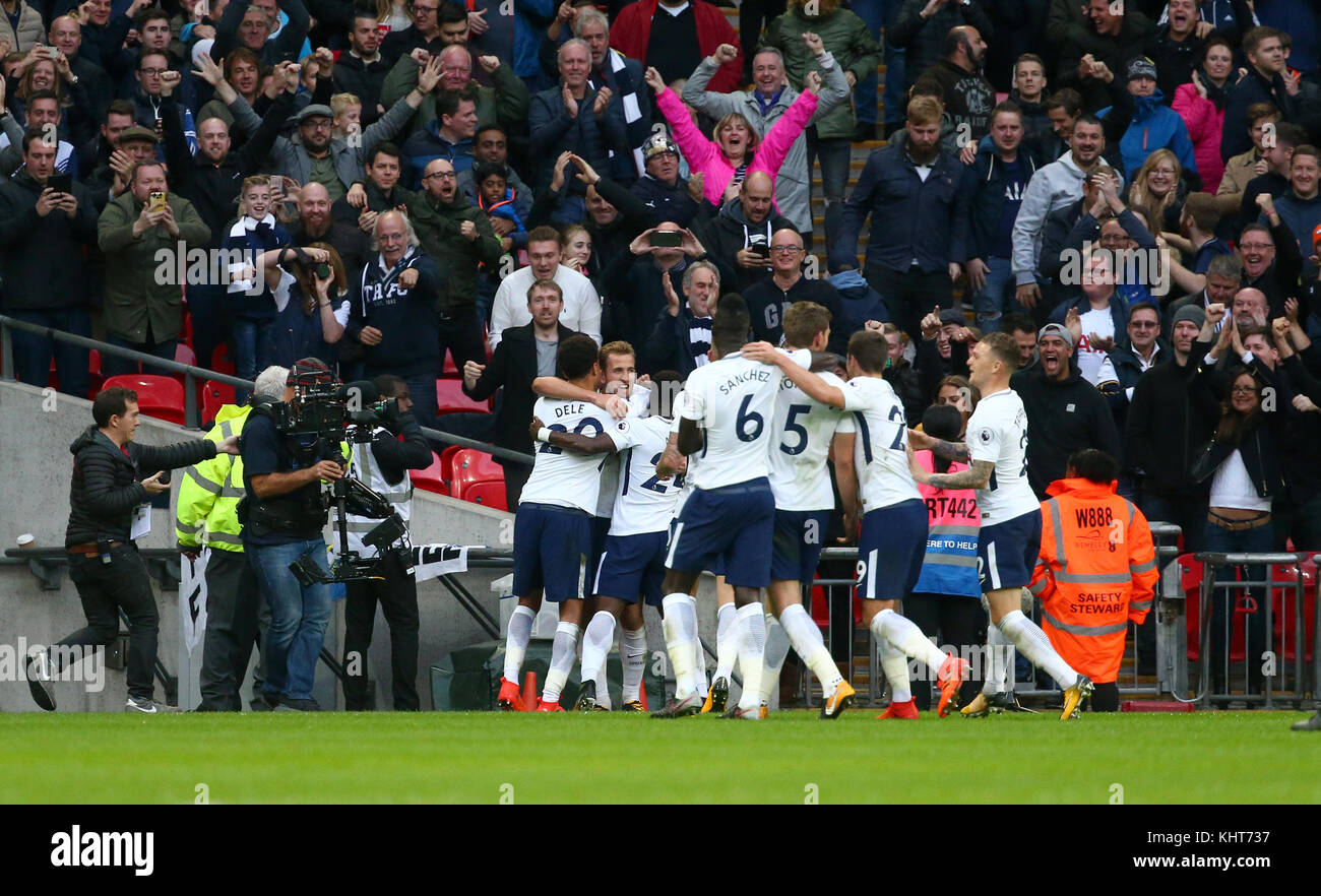 Harry Kane von Tottenham feiert sein zweites Ziel zählen während der Premier League Match zwischen den Tottenham Hotspur und Liverpool im Wembley Stadion in London. 22 Okt 2017 *** EDITORIAL NUR VERWENDEN *** Keine Merchandising. Für Fußball Bilder FA und Premier League Einschränkungen Inc. kein Internet/Mobile Nutzung ohne fapl Lizenz - für Details Kontakt Fußball Dataco Stockfoto