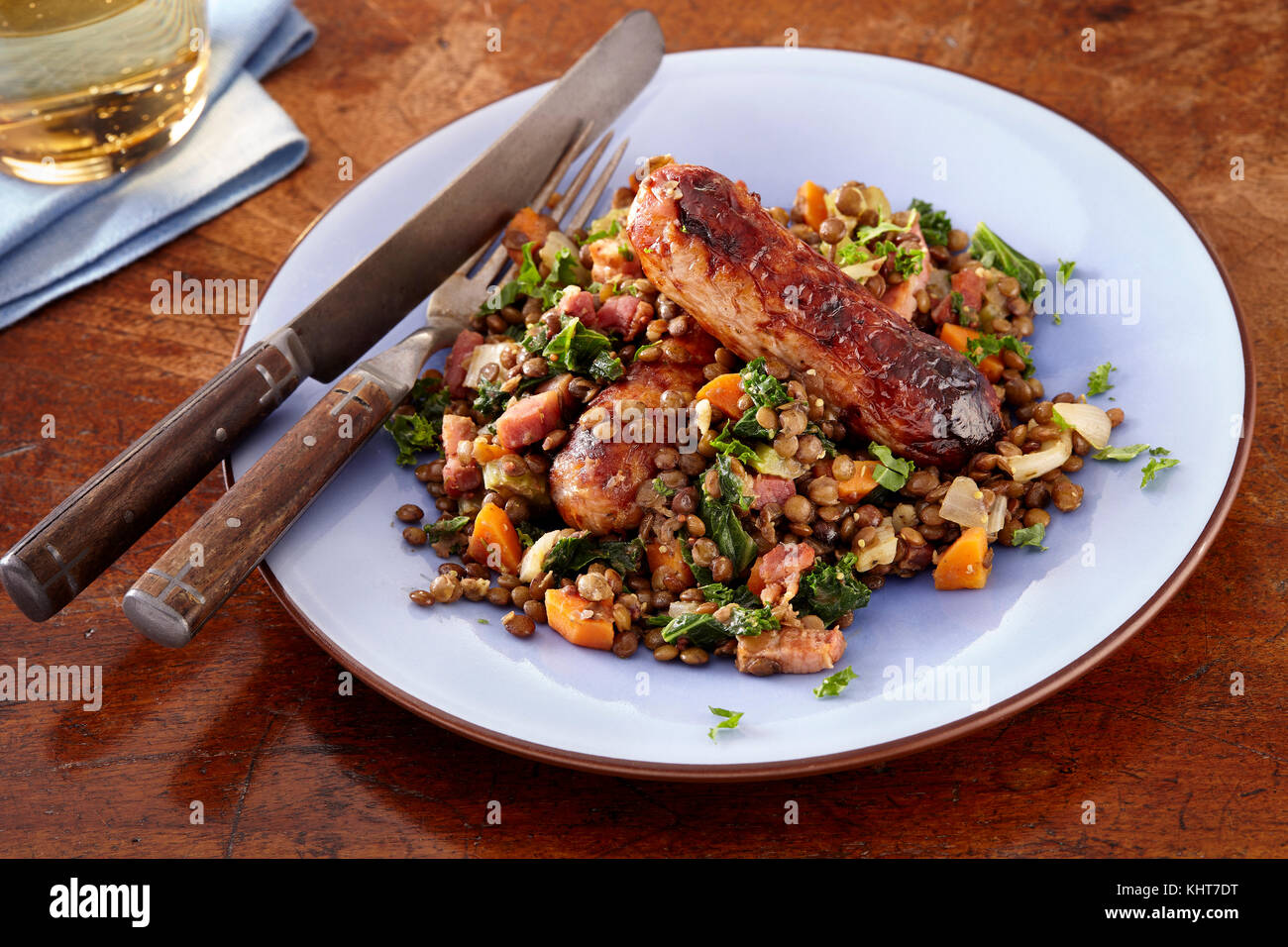 Geschmorte Linsensuppe mit Würstchen Stockfoto