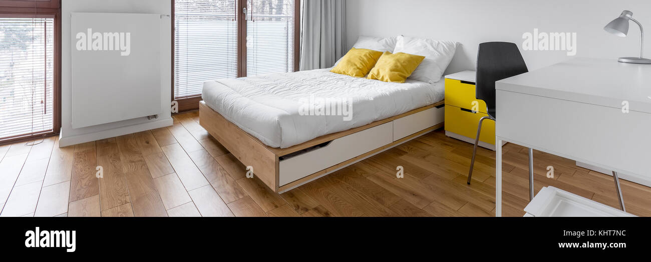 Weiß, multifunktionale Schlafzimmer mit Schreibtisch und ... Weiß, multifunktionale Schlafzimmer mit Schreibtisch und ...