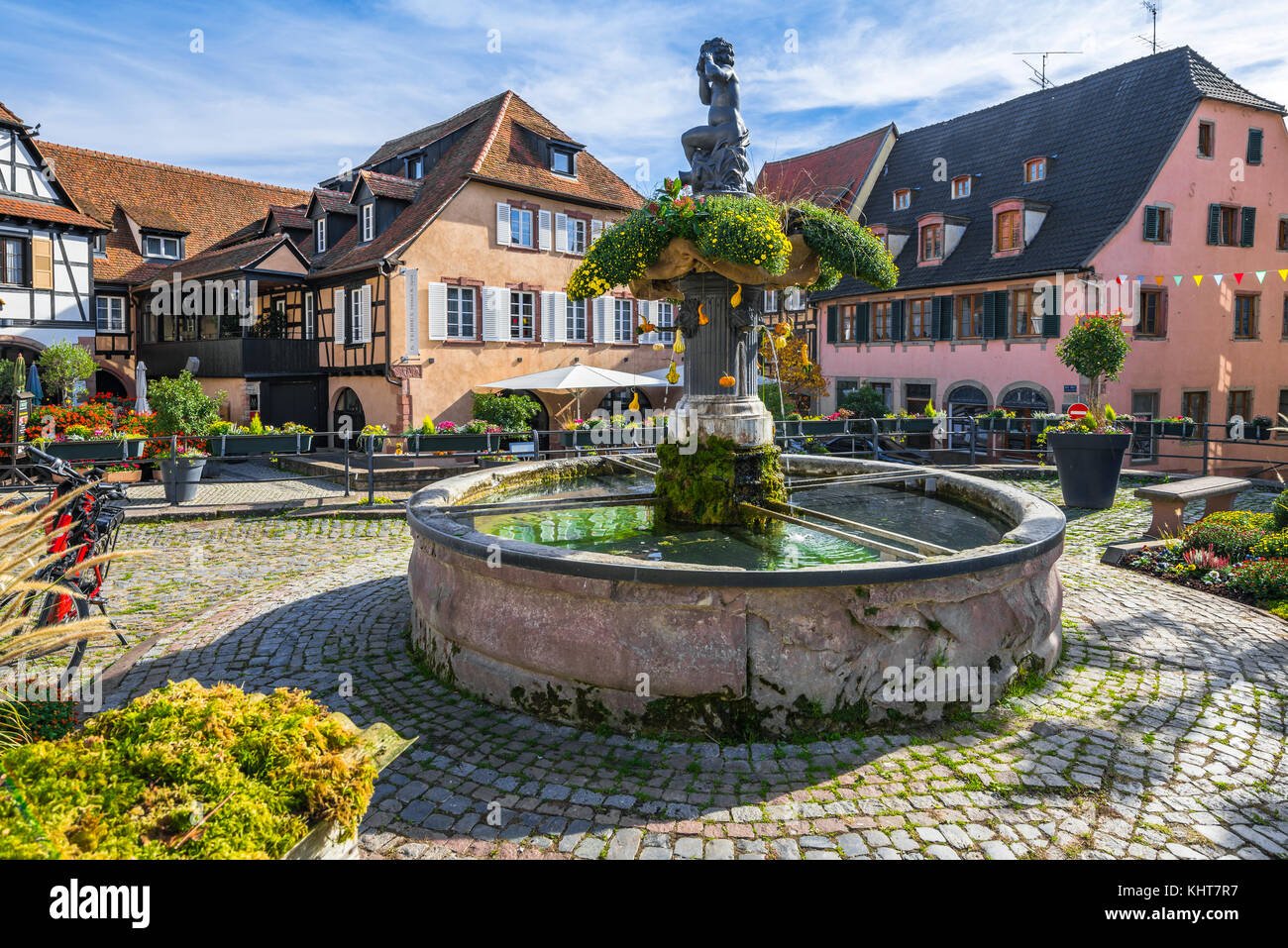 Brunnen und alte Häuser in der Mitte des Dorfes Barr, auf der Weinstraße des Elsass, Frankreich Stockfoto