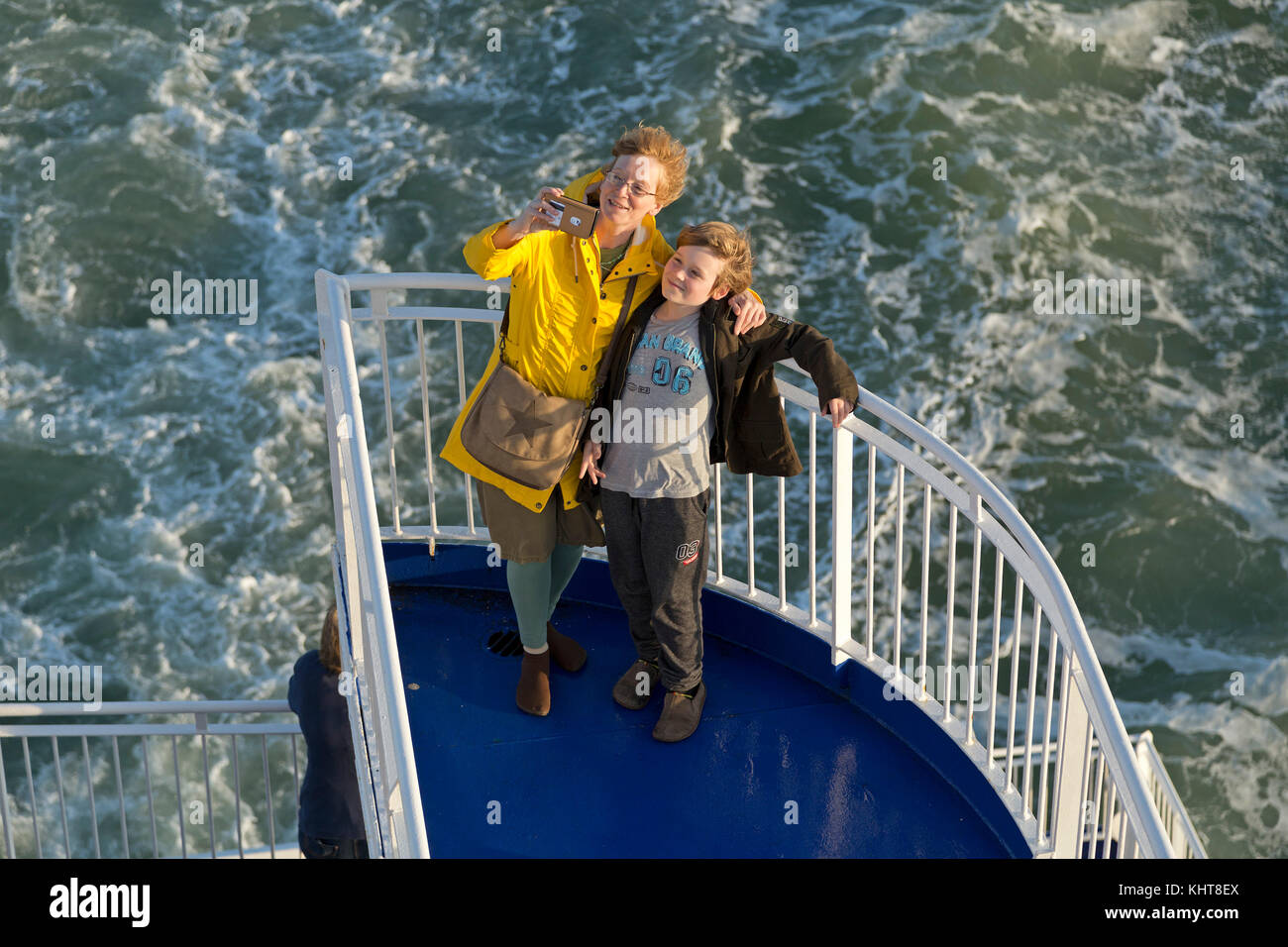 Mutter und Sohn auf der Fähre von Ijmuiden, Niederlande zu Newcastle, England Stockfoto