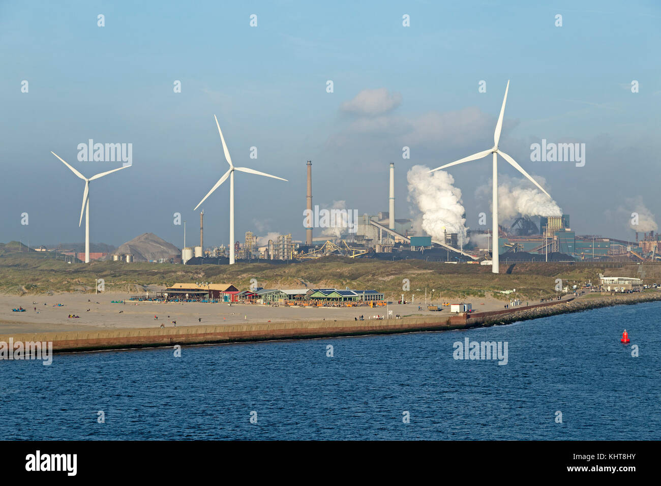Strand und Industriegebiet am Hafen Ijmuiden, Niederlande Stockfoto
