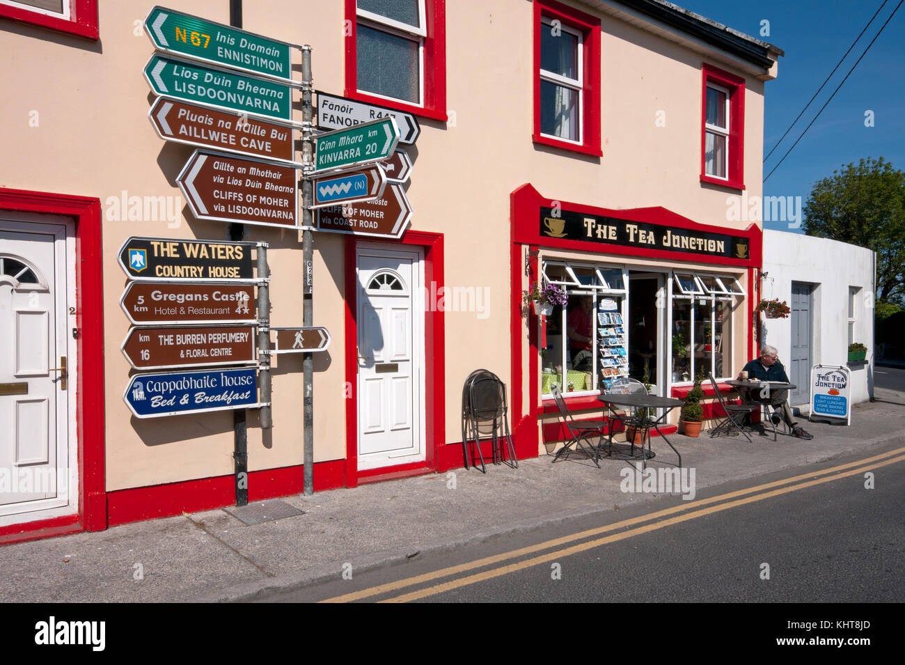 Verkehrszeichen und Tee Haus in Ballyvaughan, County Clare, Irland Stockfoto