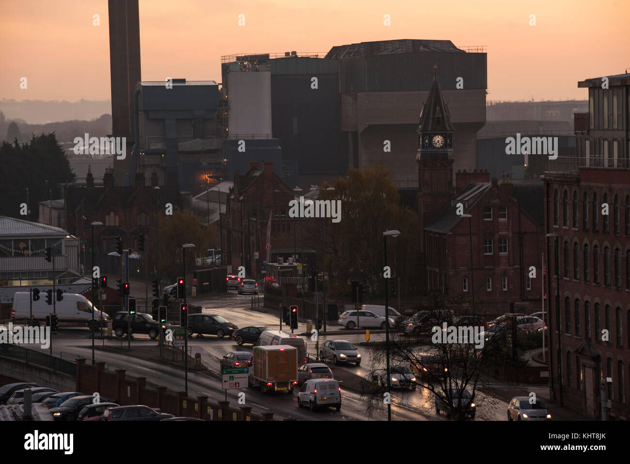 Sonnenaufgang über der Rush Hour in der Stadt Nottingham, Nottinghamshire England Stockfoto