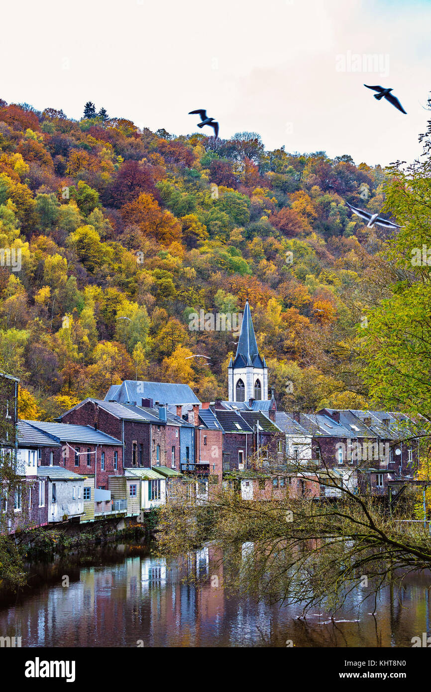 Ansicht der vesdre Fluss und die Kirche von Saint Francois Xavier in der belgischen Stadt Lüttich, Wallonien Stockfoto