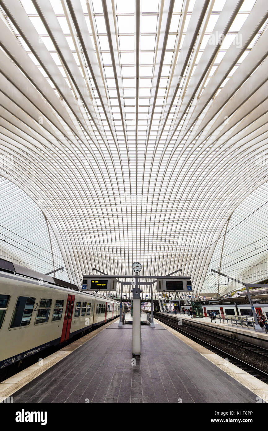 Liege, Belgien - November 2017: Bahnhof Guillemins liege - entworfen von dem berühmten Architekten Santiago Calatrava. Stockfoto