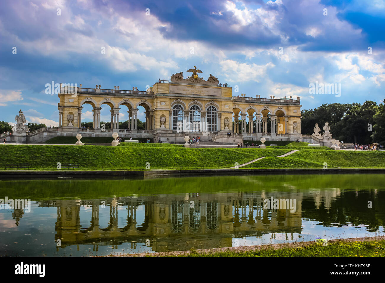 Gloriette im schlosspark palast park schonbrunn Fotos und