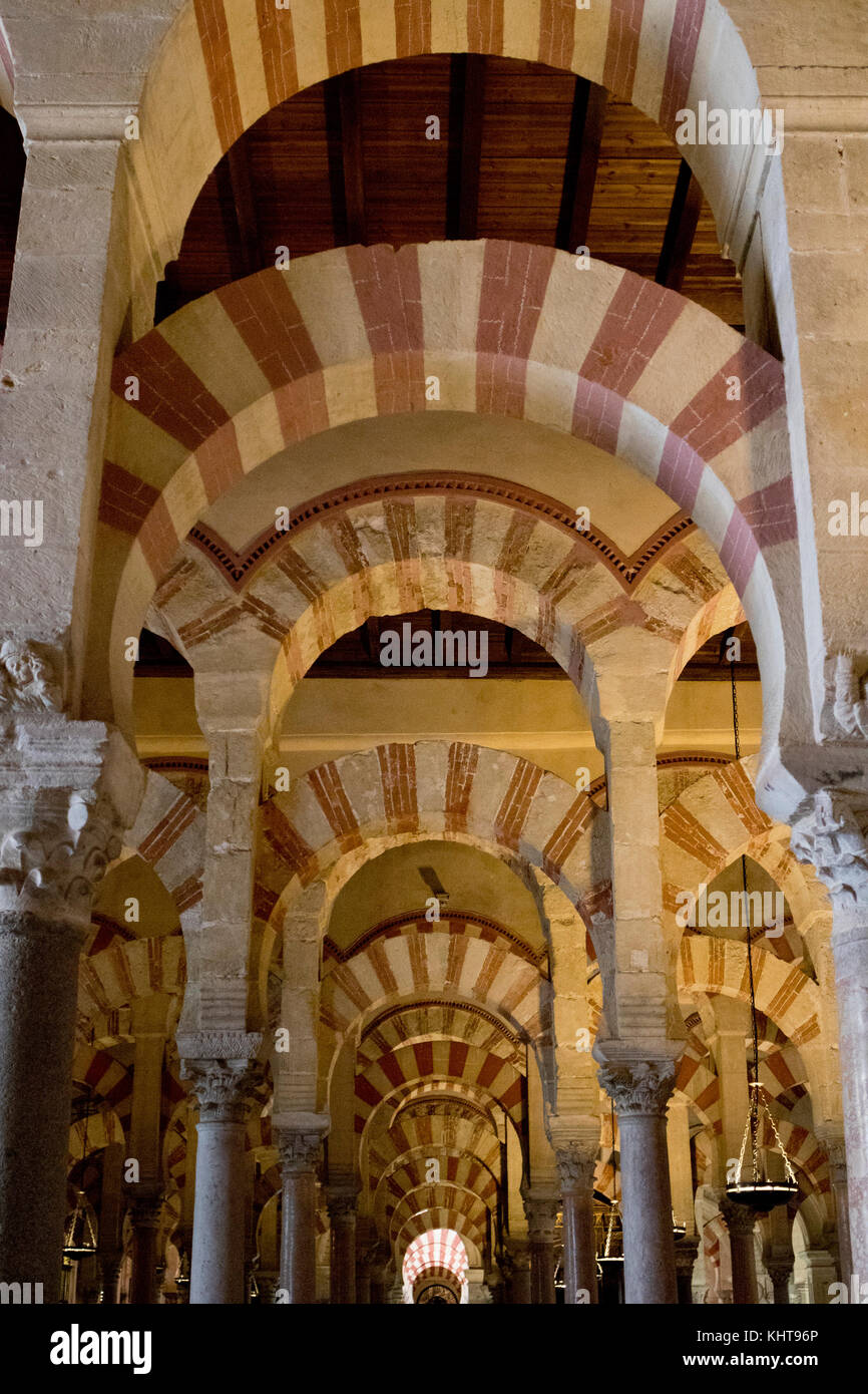 Bögen aus Mezquita de Córdoba (Andalusien, Spanien). Stockfoto