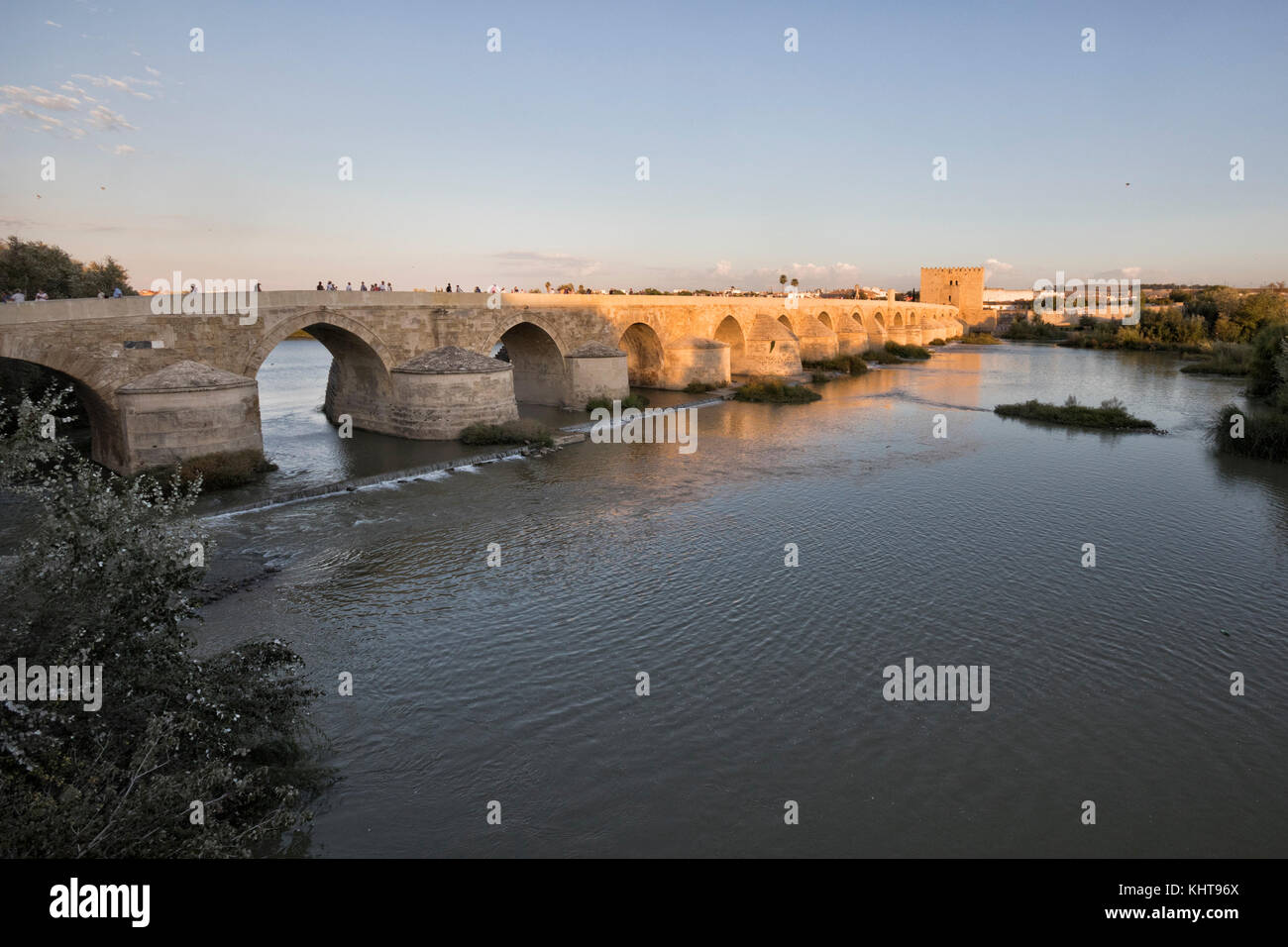 Puente romano de Córdoba über den Guadalquivir-Fluss (Andalusien, Spanien). Stockfoto