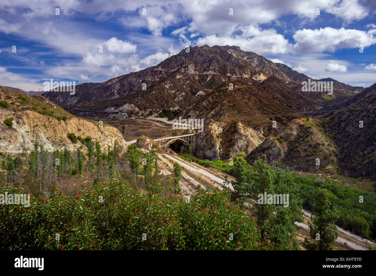 Blick auf die Brücke nach Nirgendwo gegen die San Gabriel Mountains in Angeles National Forest, Kalifornien Stockfoto