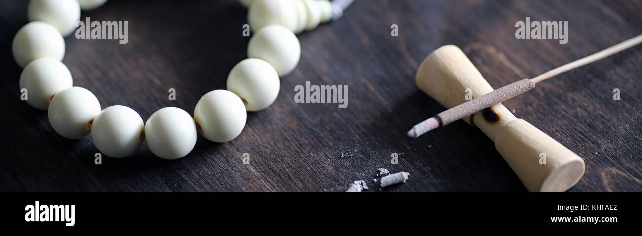 Hintergrund lange Horizontale mit Perlen und Weihrauch Stockfoto