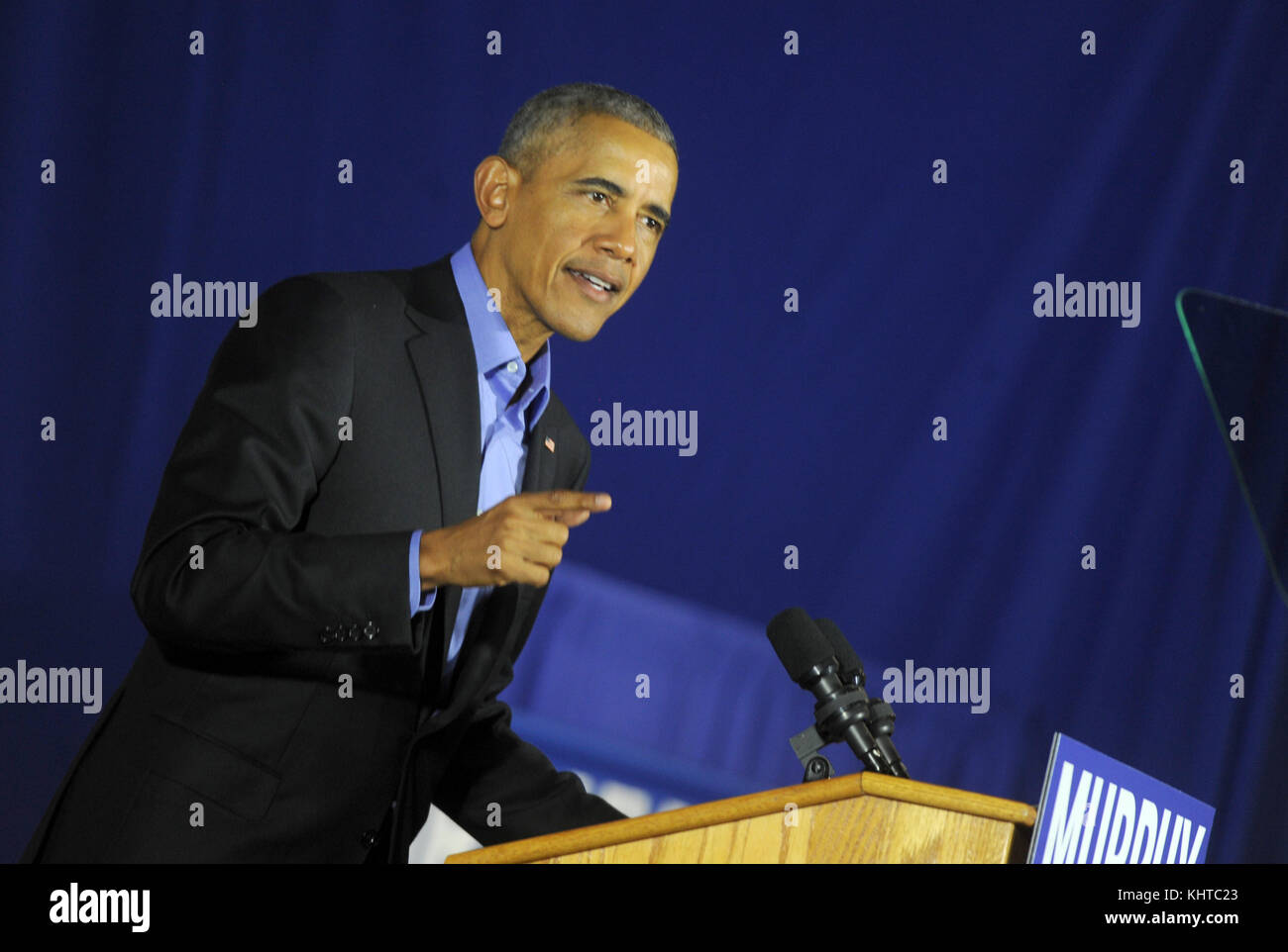 NEWARK, NJ - OKTOBER 19: Der ehemalige US-Präsident Barack Obama geht auf die Bühne zur Unterstützung des demokratischen Kandidaten Phil Murphy, der gegen republikanischen LT. Gov läuft. Kim Guadagno für den Gouverneur von New Jersey am 19. September 2017 in Newark, New Jersey. Personen: Barack Obama Stockfoto