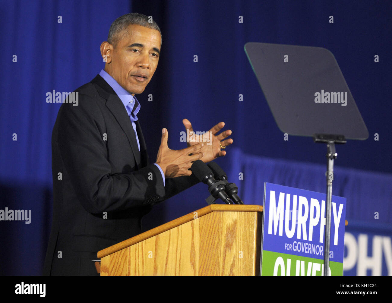 NEWARK, NJ - OKTOBER 19: Der ehemalige US-Präsident Barack Obama geht auf die Bühne zur Unterstützung des demokratischen Kandidaten Phil Murphy, der gegen republikanischen LT. Gov läuft. Kim Guadagno für den Gouverneur von New Jersey am 19. September 2017 in Newark, New Jersey. Personen: Barack Obama Stockfoto