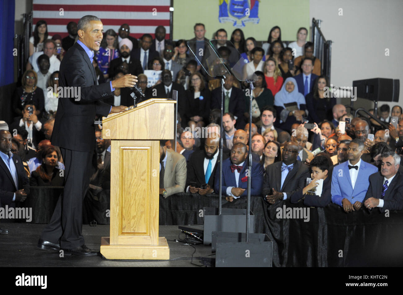 NEWARK, NJ - OKTOBER 19: Der ehemalige US-Präsident Barack Obama geht auf die Bühne zur Unterstützung des demokratischen Kandidaten Phil Murphy, der gegen republikanischen LT. Gov läuft. Kim Guadagno für den Gouverneur von New Jersey am 19. September 2017 in Newark, New Jersey. Personen: Barack Obama Stockfoto