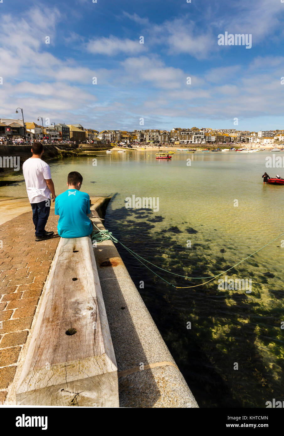 Zwei touristische Entspannen in St Ives Harbour Stockfoto