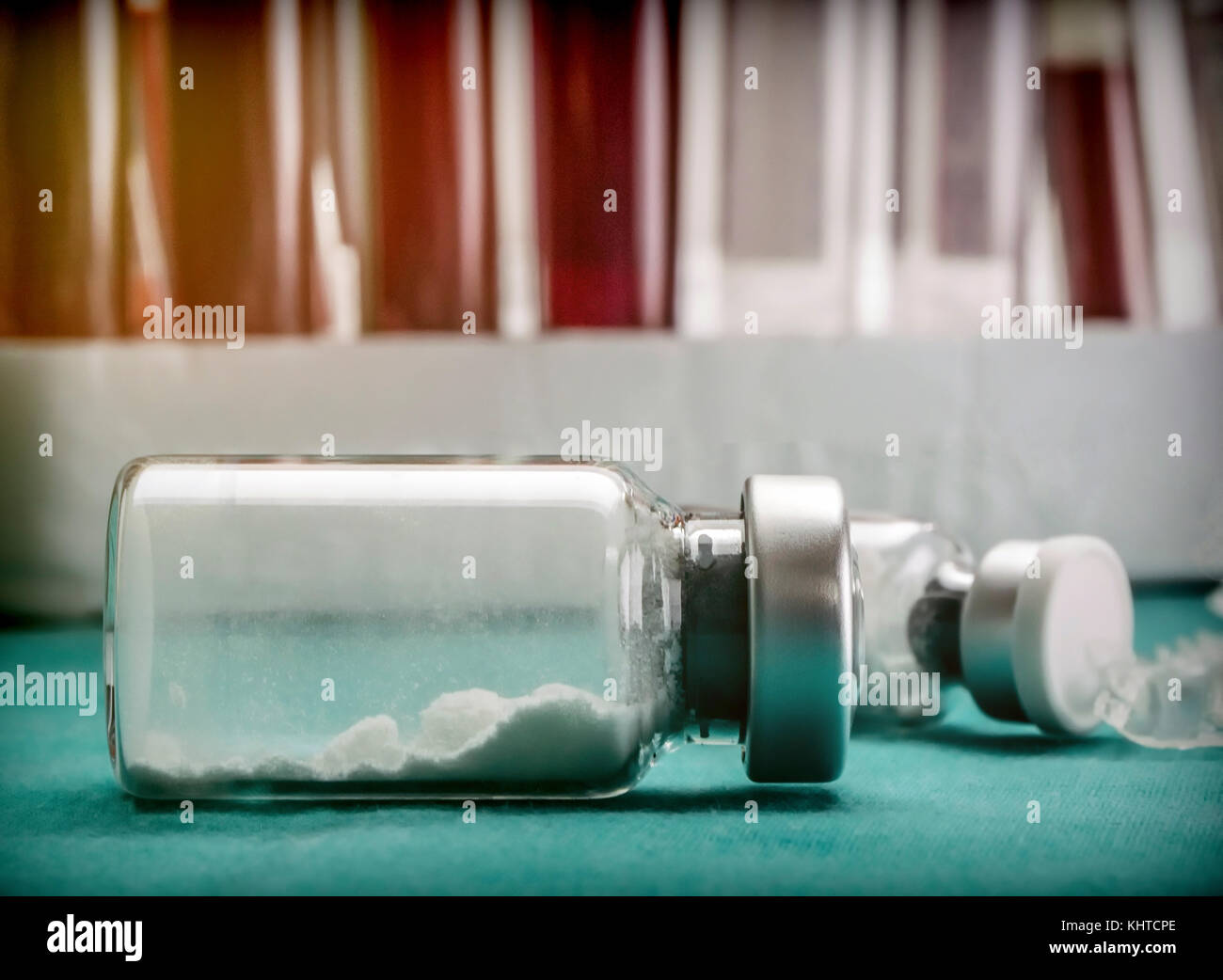 Durchstechflasche aus Glas Glas enthält Medikation Pulver mit Serum in einem Labor verdünnt werden, konzeptionelle Ima... Stockfoto