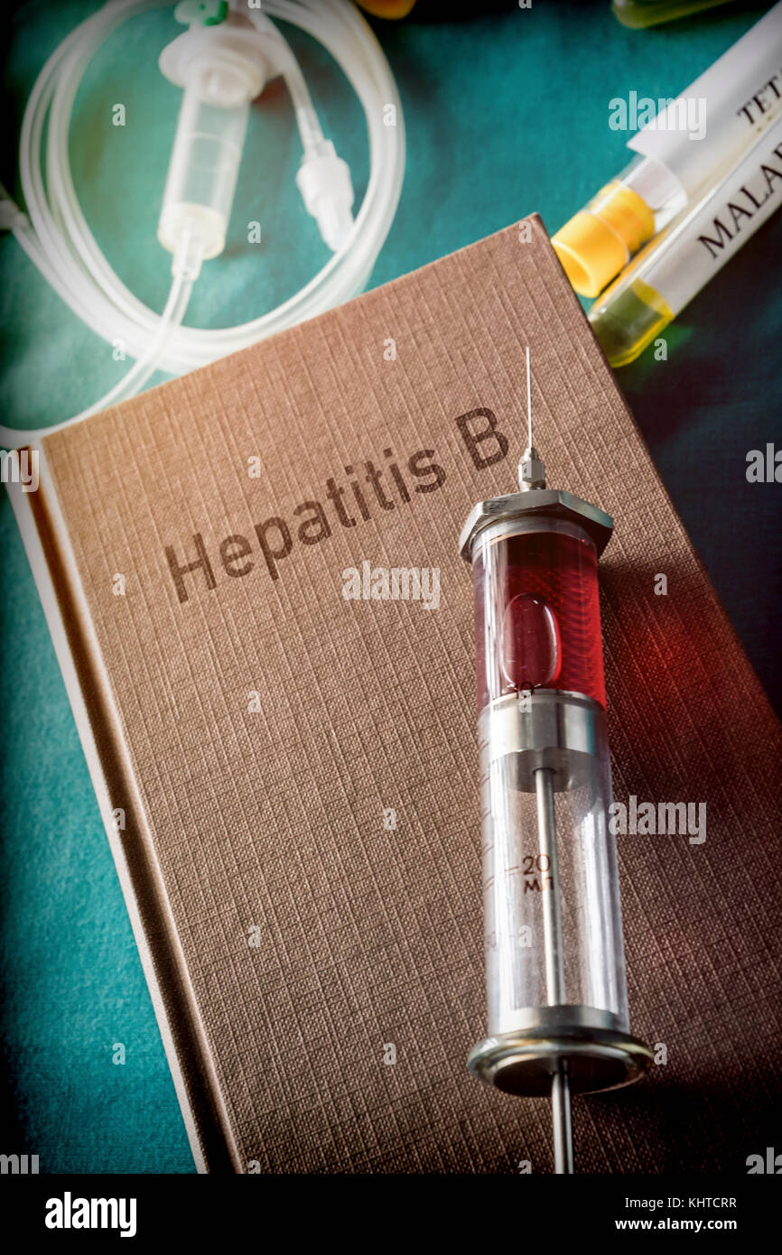 Vintage Spritze auf einem Buch von Hepatitis b, medizinisches Konzept Stockfoto