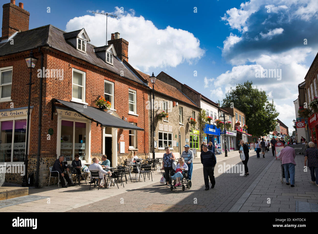 Großbritannien, England, Norfolk, die Brecks, Thetford, King Street, Besucher in der Fußgängerzone von hohen Bestellungen Coffee Shop und Cafe Stockfoto