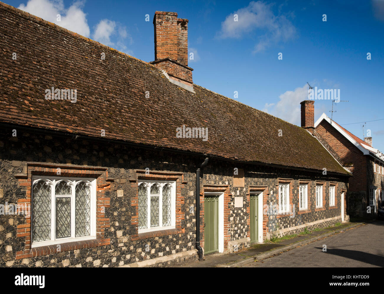 Großbritannien, England, Norfolk, Thetford, Alte Bury Road, 1610 Richard Fulmerston Armenhäuser, mit geringer Breite Türen Stockfoto