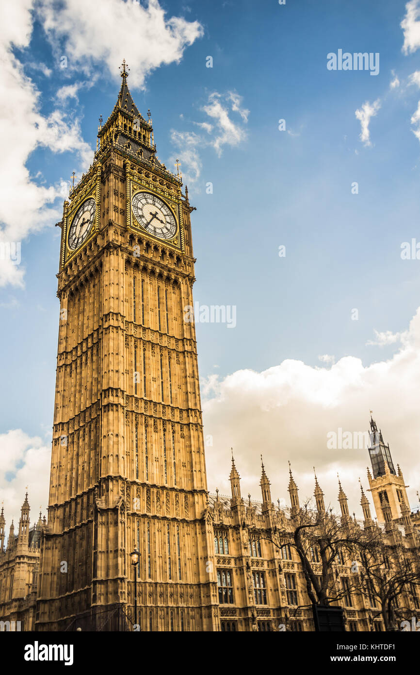 Großer Ben Uhrturm und Parlamentsgebäude im Zentrum Londons, Weitwinkel von unten nach oben in den Himmel geschossen. Stockfoto