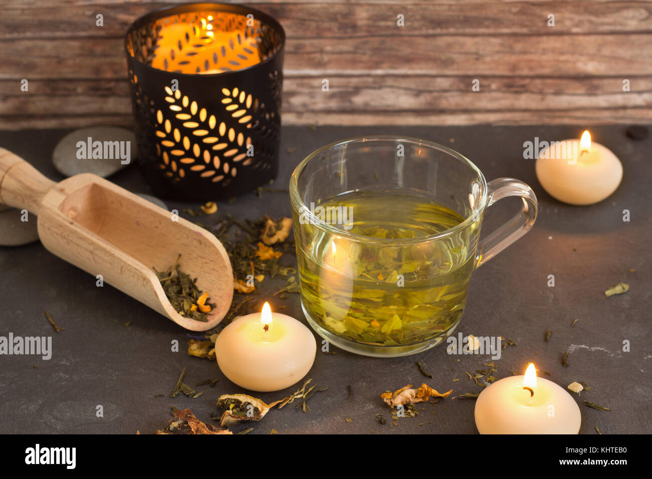 Tee mit Kerzen und Holz Hintergrund Stockfoto