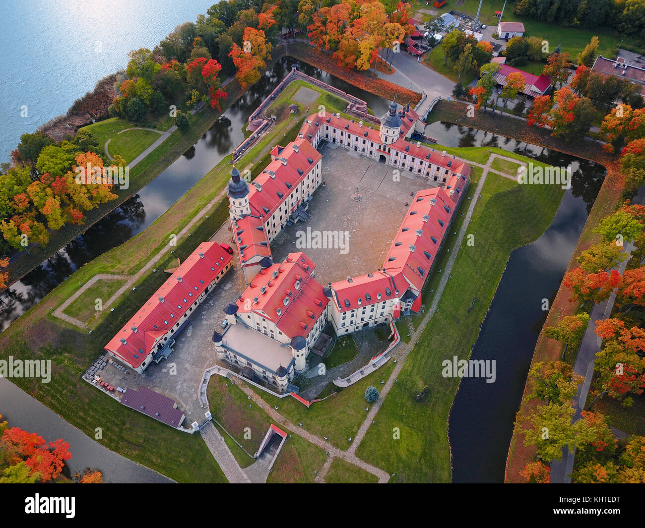 Nesvizh schloss, Belarus, Europa. Luftaufnahme von berühmten belarussischen mittelalterlichen Burg. historischen Gebäude im Herbst. Symbol des belorussischen Architektur. ci Stockfoto