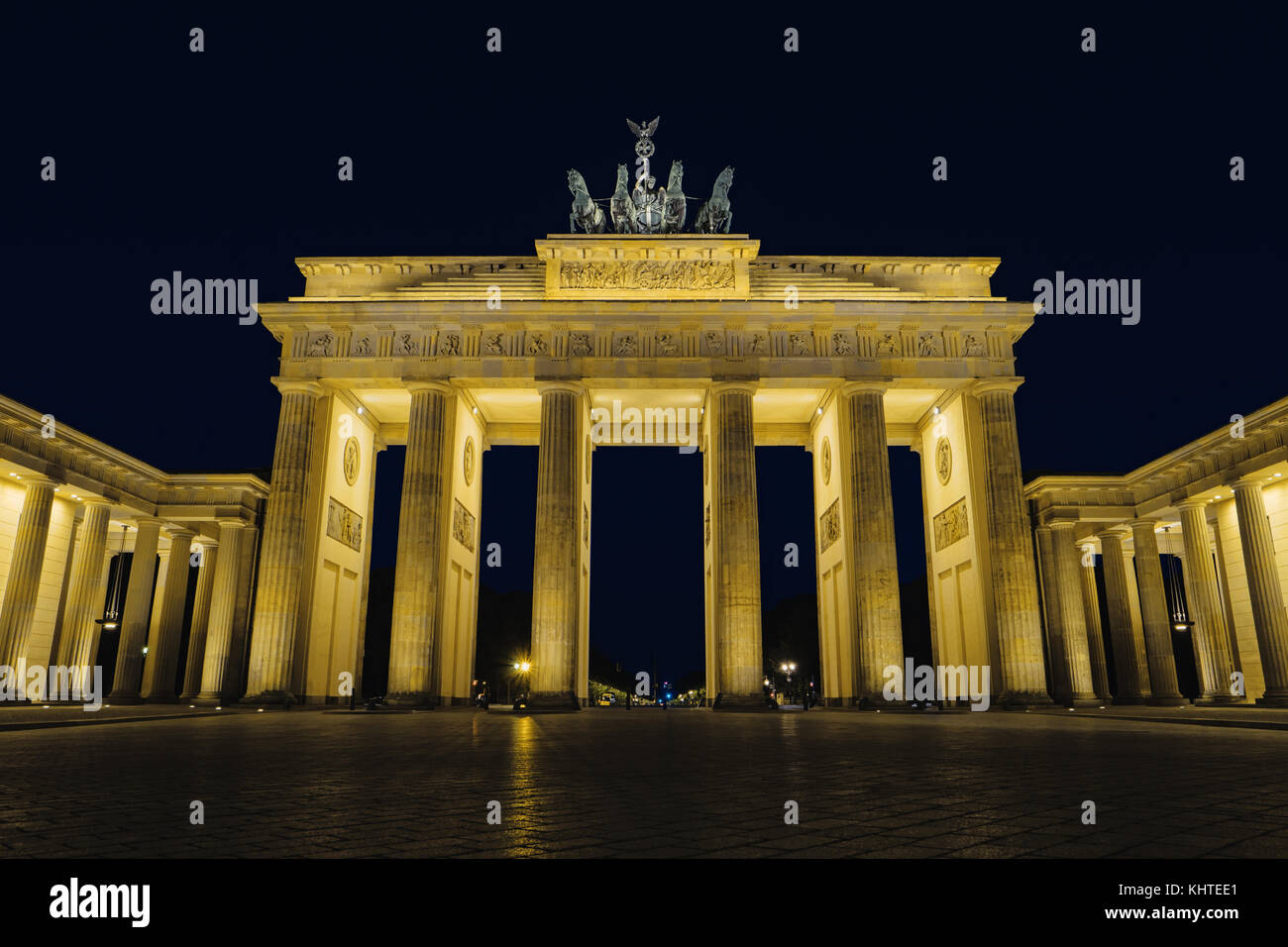 Brandenburger Tor bei Nacht, Berlin, Deutschland, Europa. schönen deutschen Architektur. Brandenburger Tor bei Nacht beleuchtung. beliebte Sehenswürdigkeit in Cent Stockfoto