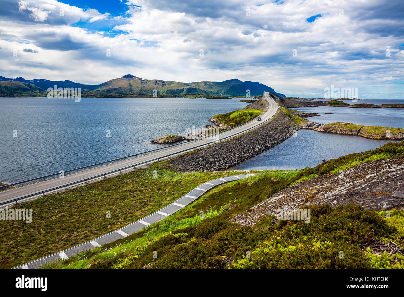 Norwegen Atlantik Straße oder den Atlantik Straße (atlanterhavsveien) den Titel als "norwegischen Bau des Jahrhunderts" ausgezeichnet worden. Die Straße klassi Stockfoto
