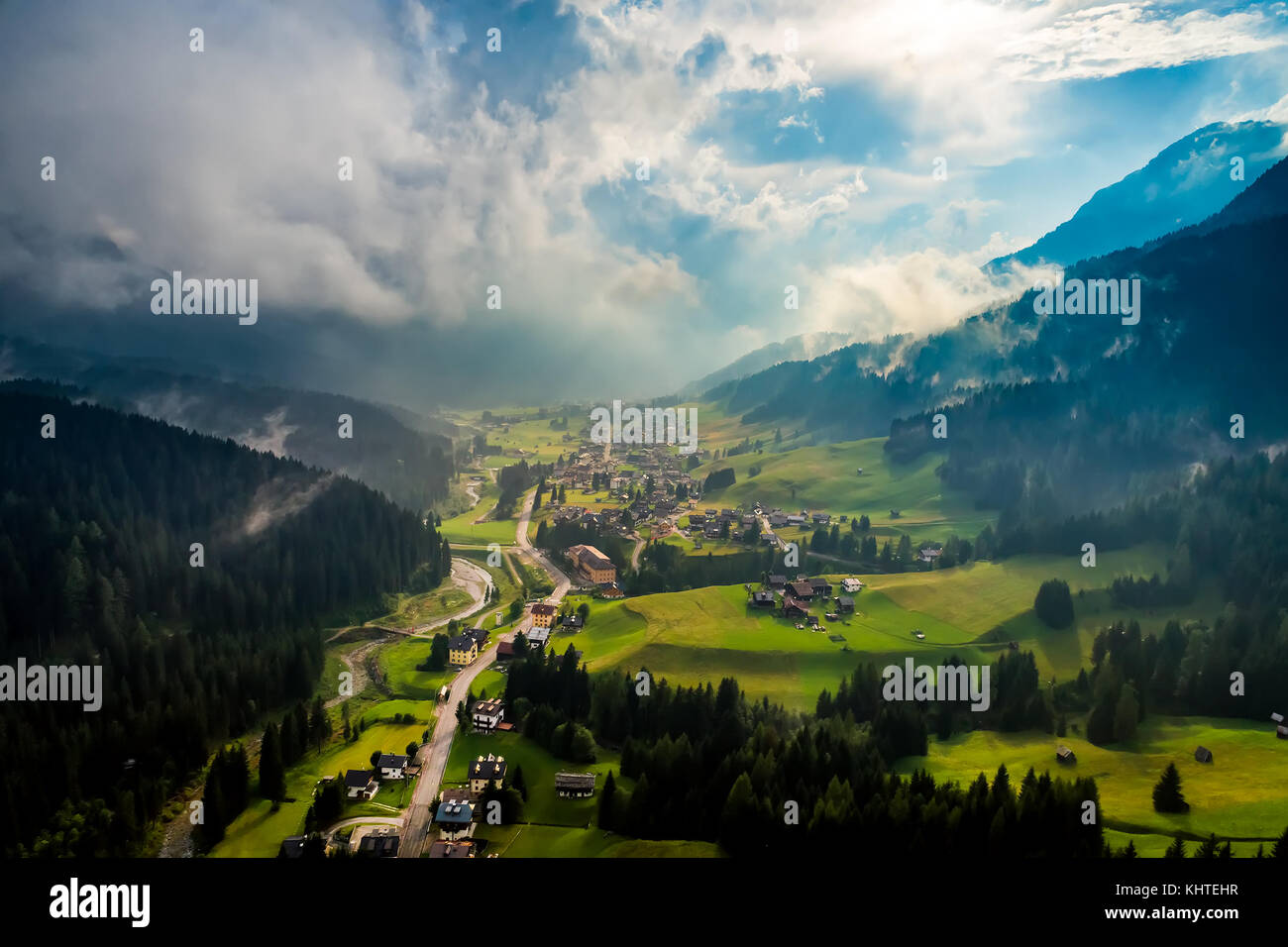 Sappada Italien nord-östlichen Ecke der Dolomiten Alpen. Antenne fpv drone Flüge. Stockfoto