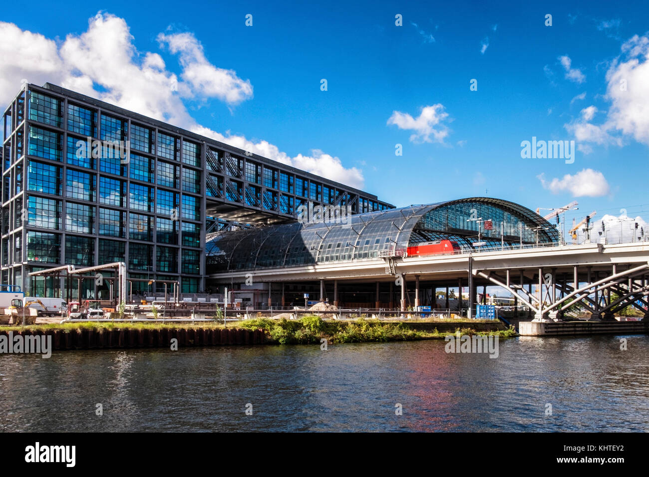 Berlin Mitte, Hauptbahnhof äußere. Moderne Glas & Stahl Gebäude neben der  Spree, BVG-Verkehrsmitteln Stockfotografie - Alamy