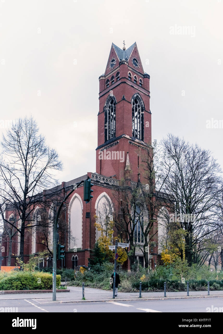 Berlin Schöneberg. Katholischen Kirche St. Matthias am Winterfeldtplatz. Die neugotische Architektur. historischen Ziegel & Sandstein denkmalgeschützte Gebäude wi Stockfoto