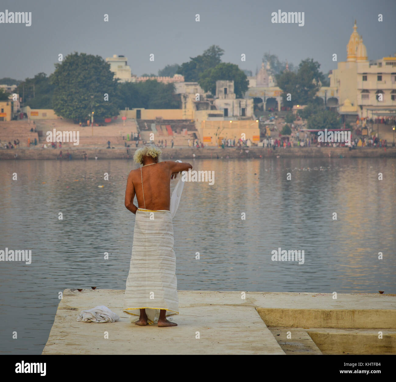 Einen indischen Mann, der betet im Downtown in Pushkar, Indien. pushkar ist eine Stadt in der ajmer District im Bundesstaat Rajasthan. Stockfoto