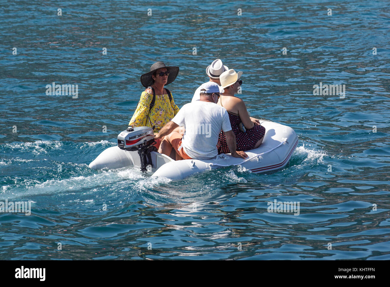 Nizza , Frankreich - 7. august 2017 : kleines Schlauchboot, das Menschen vom Strand zu Booten transportierte, die vor dem Meer liegen. Bootstender Stockfoto