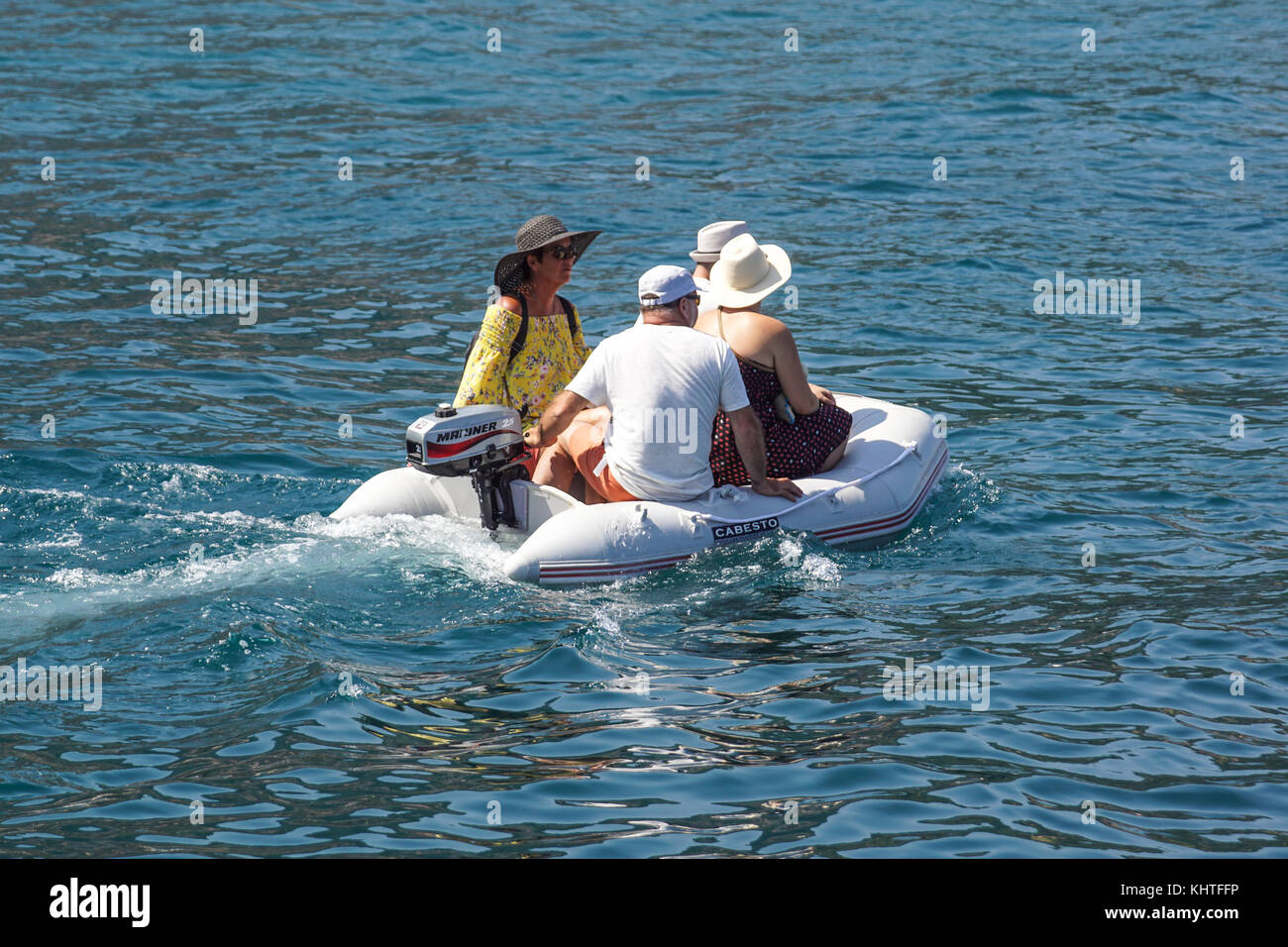 Nizza, Frankreich - 7 August 2017: Kleine Schlauchboot benutzt, um Menschen aus der Strand Boote aus dem Meer vertäut. boot Ausschreibung durchführen Stockfoto